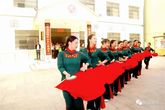 图片包含 男人, 游戏机, 年轻, 女人&#xA;&#xA;描述已自动生成