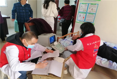 一群小孩在桌子上&#xA;&#xA;描述已自动生成